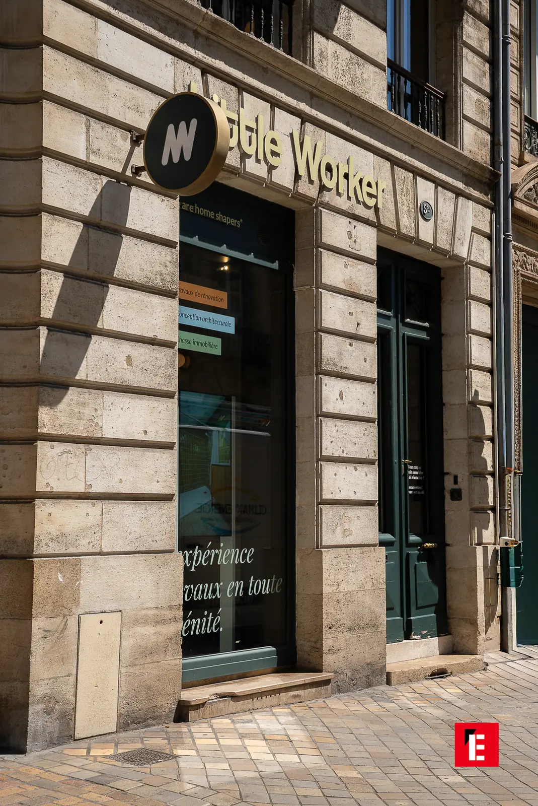 Devanture du Passage avec enseigne Little Worker sur la façade en pierre, rue de Bordeaux — Bordeaux Esprit des Lois