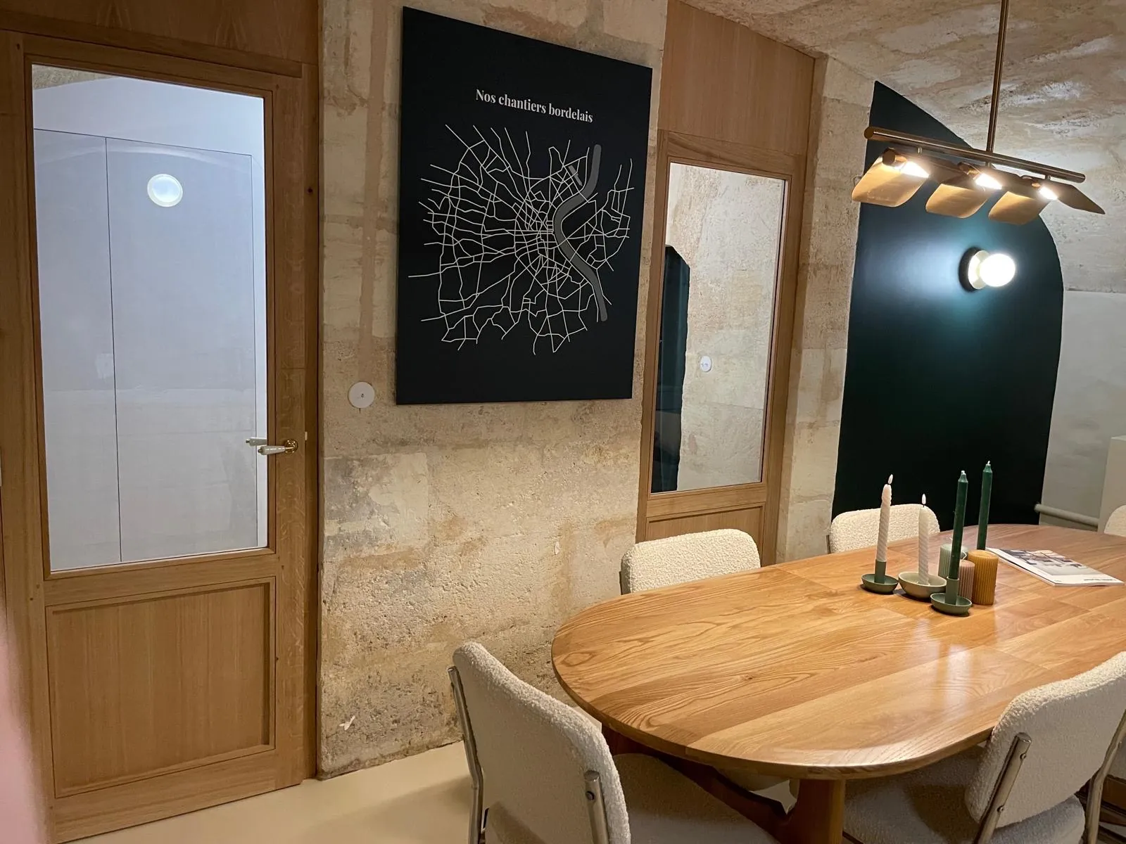 Salle de réunion et carte « Nos chantiers bordelais » — Bordeaux Esprit des Lois