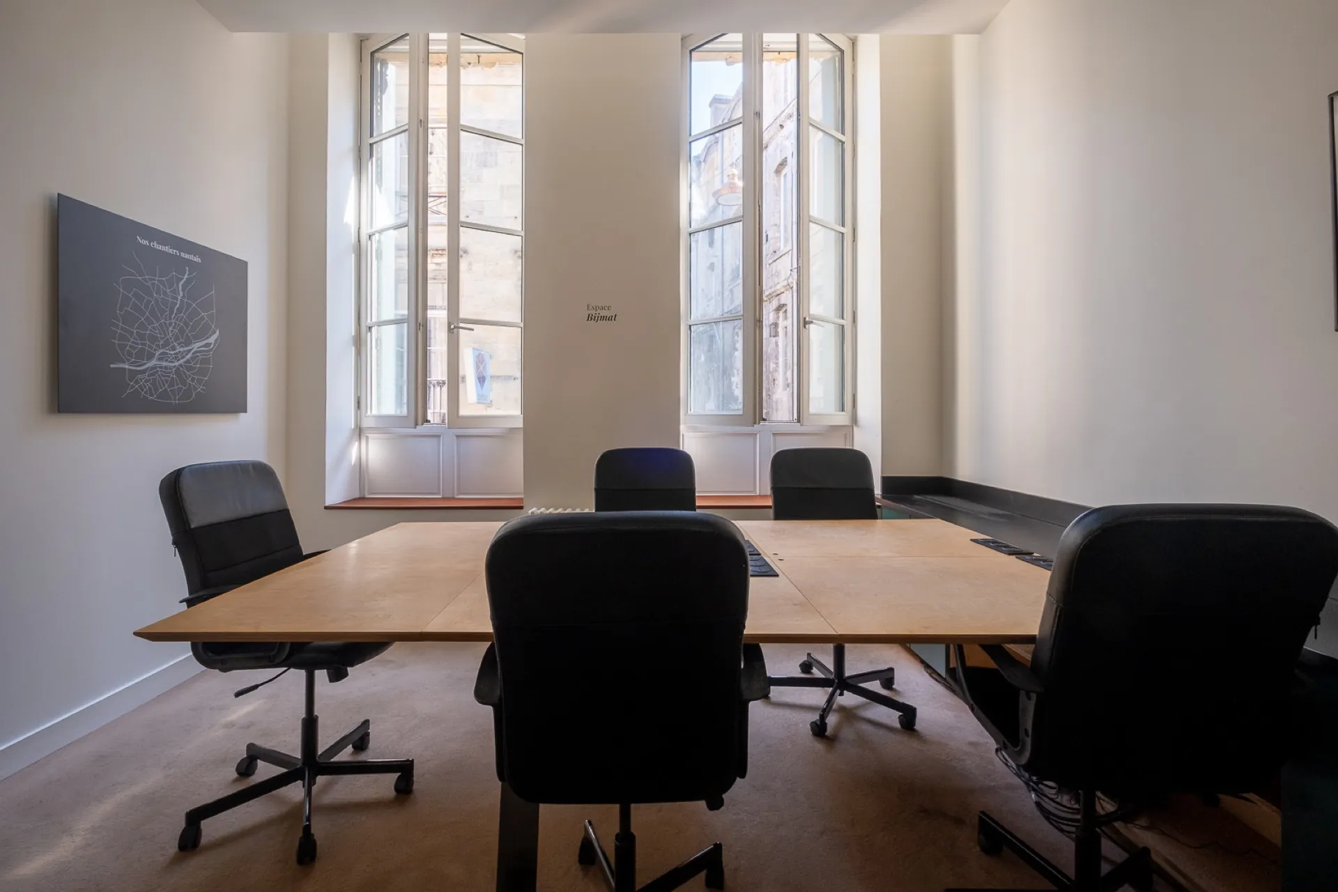 Bureau lumineux aux grandes fenêtres — Bordeaux Leyteire
