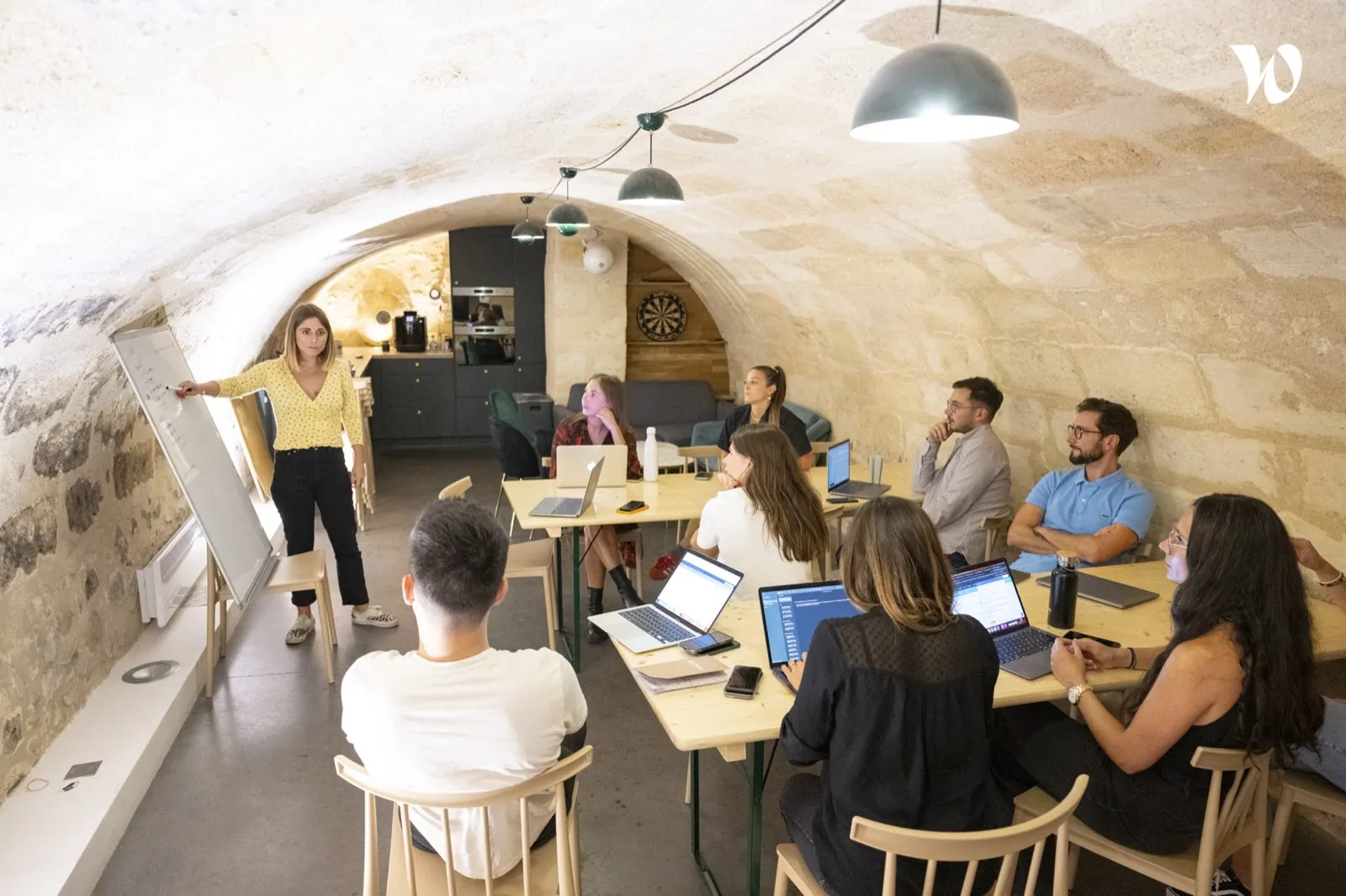 Atelier sous la cave voûtée en pierre : présentation au paperboard et coin cuisine — Bordeaux Leyteire