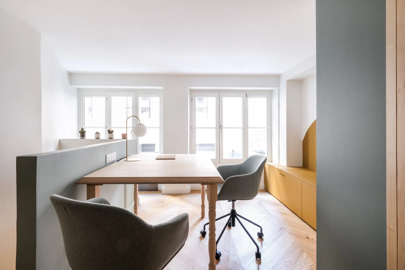 Bureau privatif : table de travail, chaise à roulettes et rangements moutarde — Passage de Lyon