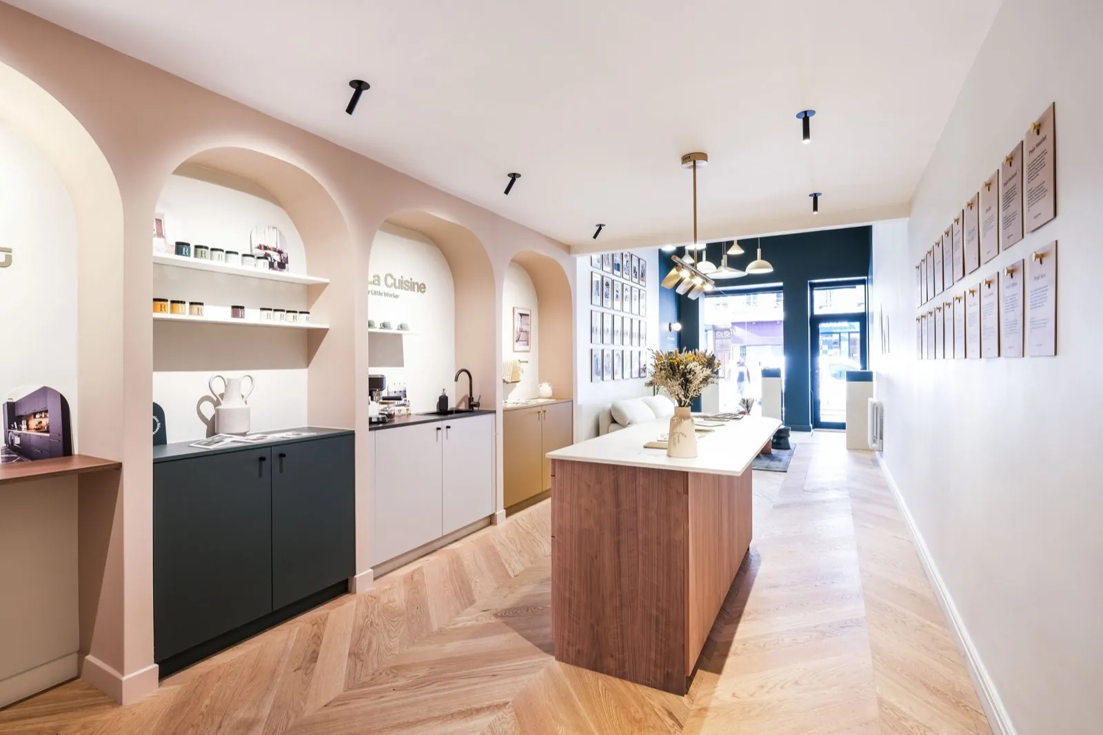 Cuisine partagée : alcôves arquées, vaisselle et devanture bleu nuit sur la rue — Passage de Lyon