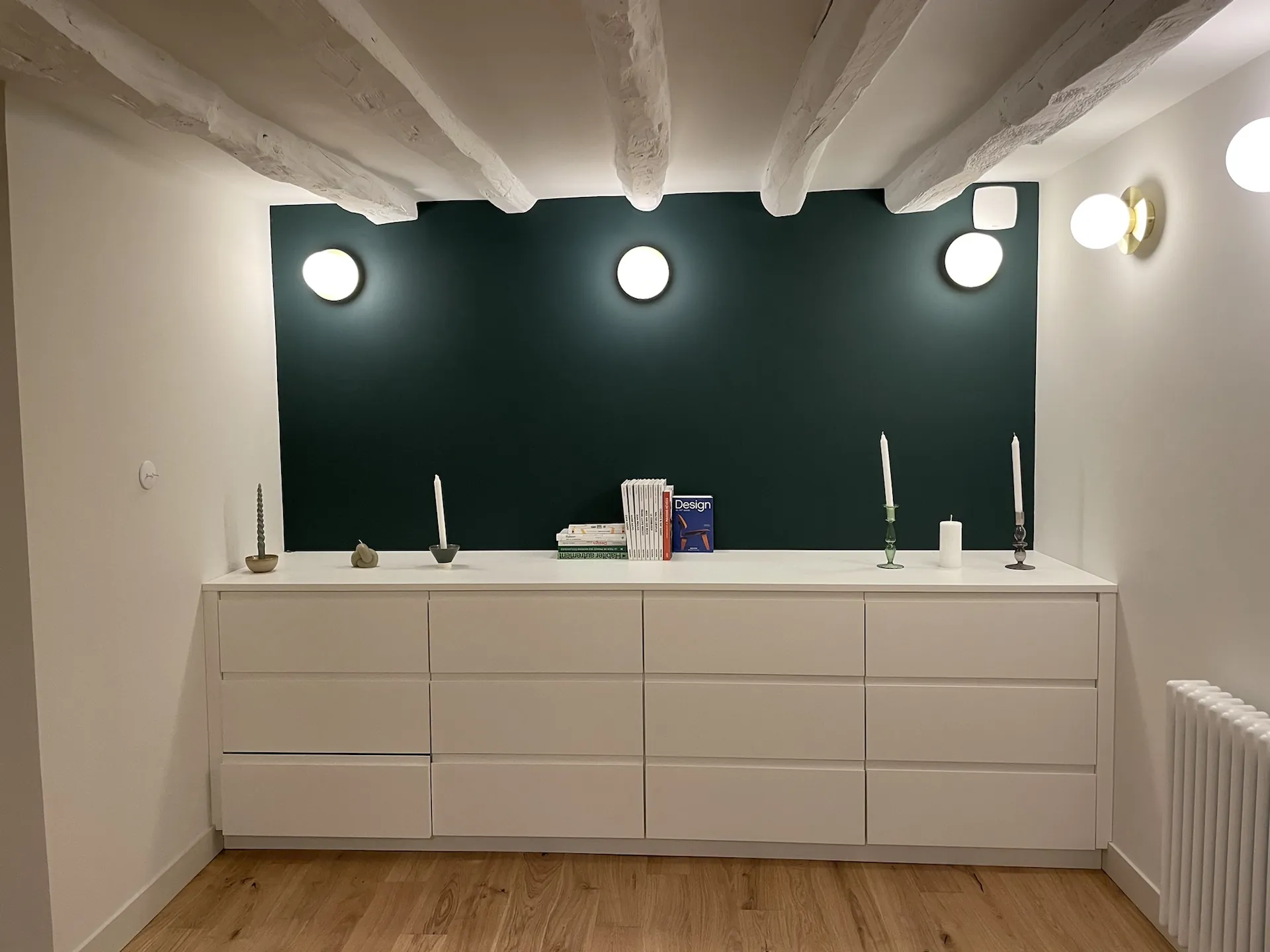 Espace de travail, mur vert et buffet — Toulouse